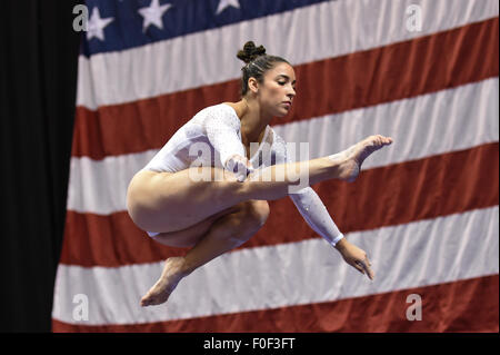 Indianapolis, Indiana, USA. Août 13, 2015. L'olympienne ALY RAISMAN en action sur la poutre. Raisman a terminé quatrième après la première journée de compétition à la 2015 P&G Championnats de gymnastique. © Amy Sanderson/ZUMA/Alamy Fil Live News Banque D'Images