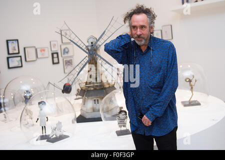 Bruehl, Allemagne. Août 14, 2015. Directeur Tim Burton nous pose à son exposition "Le Monde de Tim Burton" au Musée Max Ernst à Bruehl, Allemagne, 14 août 2015. L'exposition présente près de 500 dessins, peintures, sculptures, photos, maquettes et documents personnels du cinéaste Tim Burton. Dpa : Crédit photo alliance/Alamy Live News Banque D'Images