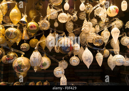 Ornements de Noël à un marché de Noël à Vienne, Autriche Banque D'Images