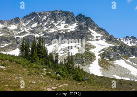 Les Randonneurs sous le pic du Mont Blackcomb, sur le sentier en boucle au bord du lac en été, Whistler, BC, Canada Banque D'Images