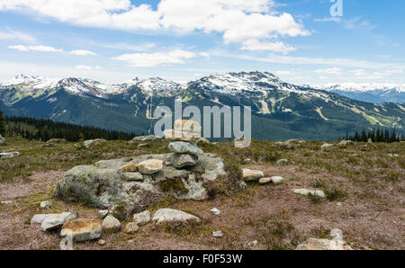 Pile de roche et vue de Black Tusk et Whistler Mountain en été de Blackcomb Lake, Sentier en boucle au bord du lac, Whistler, BC, Canada. Banque D'Images