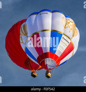 Rencontre proche pour cette paire de ballons d'un levé à la 37e assemblée annuelle Bristol Balloon Fiesta, Banque D'Images