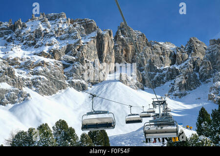 Ski de fond sur les dolomites, les taxis pour les skieurs au-dessus de l'horizon à l'arrière-plan les montagnes. Val di Fiemme, en Italie. Banque D'Images