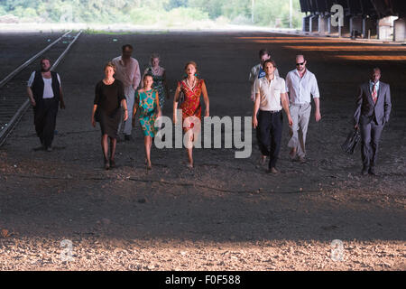 Dinslaken (Allemagne). 12 août 2015. Performance de la Pier Paolo Pasolini jouer "Accattone" au festival des arts de la Ruhrtriennale à Kohlenmischhalle de Schacht Lohberg de Dinslaken, Rhénanie du Nord-Westphalie, Allemagne. Accattone est réalisé par le directeur du festival, Johan Simons avec la musique de Johann Sebastian Bach sous la direction de Philippe Herreweghe. Avec Steven Scharf comme Accattone. Credit : bas/Alamy Live News Banque D'Images