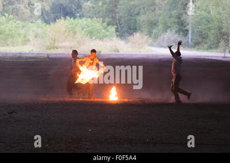 Dinslaken (Allemagne). 12 août 2015. Performance de la Pier Paolo Pasolini jouer "Accattone" au festival des arts de la Ruhrtriennale à Kohlenmischhalle de Schacht Lohberg de Dinslaken, Rhénanie du Nord-Westphalie, Allemagne. Accattone est réalisé par le directeur du festival, Johan Simons avec la musique de Johann Sebastian Bach sous la direction de Philippe Herreweghe. Avec Steven Scharf comme Accattone. Credit : bas/Alamy Live News Banque D'Images