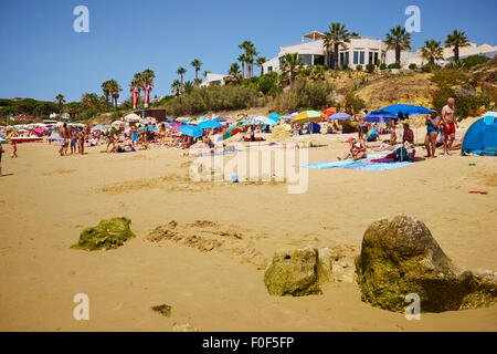 Petite plage de Praia da Oura, Albufeira Algarve Portugal Banque D'Images