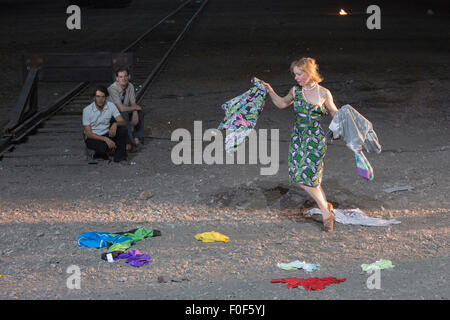 Dinslaken (Allemagne). 12 août 2015. Sandra Hüller comme Magdalena. Performance de la Pier Paolo Pasolini jouer "Accattone" au festival des arts de la Ruhrtriennale à Kohlenmischhalle de Schacht Lohberg de Dinslaken, Rhénanie du Nord-Westphalie, Allemagne. Accattone est réalisé par le directeur du festival, Johan Simons avec la musique de Johann Sebastian Bach sous la direction de Philippe Herreweghe. Avec Steven Scharf comme Accattone. bas/Alamy Live News Banque D'Images