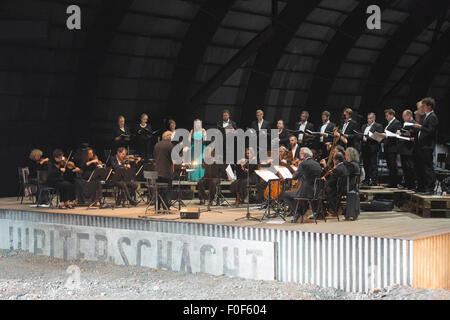 Dinslaken (Allemagne). 12 août 2015. Performance de la Pier Paolo Pasolini jouer "Accattone" au festival des arts de la Ruhrtriennale à Kohlenmischhalle de Schacht Lohberg de Dinslaken, Rhénanie du Nord-Westphalie, Allemagne. Accattone est réalisé par le directeur du festival, Johan Simons avec la musique de Johann Sebastian Bach sous la direction de Philippe Herreweghe. Avec Steven Scharf comme Accattone. bas/Alamy Live News Banque D'Images