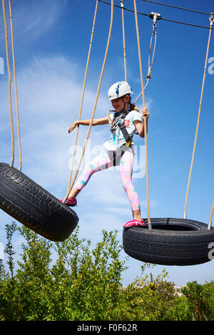 Jeune fille sur une grande aventure aérienne Encordé Algarve Portugal Banque D'Images