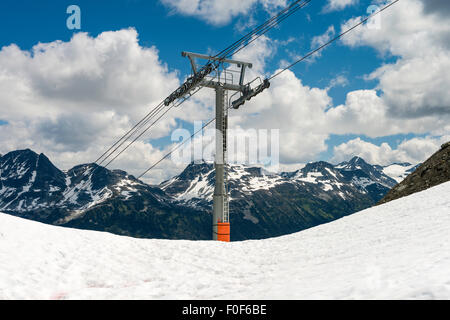 Tour de télésiège sur Whistler Mountain en été, vu de la route traverse Pika, Whistler, BC, Canada Banque D'Images