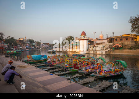 Location de bateaux décorés avec des rameurs sur les ghats de Chitrakoot, (Chitrakut), le Madhya Pradesh, Inde Banque D'Images