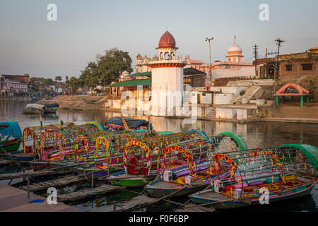 Location de bateaux décorés avec des rameurs sur les ghats de Chitrakoot, (Chitrakut), le Madhya Pradesh, Inde Banque D'Images