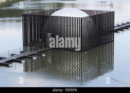 Duisburg-Ruhrort, Allemagne. 14 août 2015. « Nomanslanding » est une installation sur flottant sur l'eau conçu par cinq artistes : Robyn Backen (AUS), Andre Dekker (NL), Graham Eatough (UK), Nigel Helyer et Jennifer Turpin (AUS). La structure se transforme en un simple chuchotement dome lorsqu'il est fermé. Il est indiqué dans le cadre de la Ruhrtriennale arts festival à Duisburg-Ruhrort du 14 août 2015 après avoir visité Sydney (2 avril - 3 mai 2015). « Nomanslanding » est créé en étroite collaboration entre le Sydney Harbour Foreshore Authority, la vie urbaine et de Glasgow Künste Ruhr. Photo : bas/Alamy Live News Banque D'Images