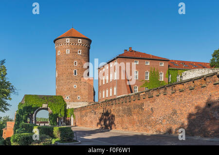 Bernardynska Brama gate et le Baszta Sandomierska tower sur le côté est de l', Wawel Cracovie, Petite-pologne, Pologne, Europe Banque D'Images