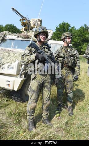 Les soldats de huit pays - des USA, la République tchèque, la Grande-Bretagne, l'Allemagne, le Canada, la Géorgie, la Hongrie et la Serbie - participer à la journée de présentation de l'organisation militaire de l'OTAN Allied Esprit dans le centre de préparation interarmées multinationale (JMRC) près de Hohenfels en Allemagne, le 14 août 2015. (CTK Photo/Ludek Perina) Banque D'Images