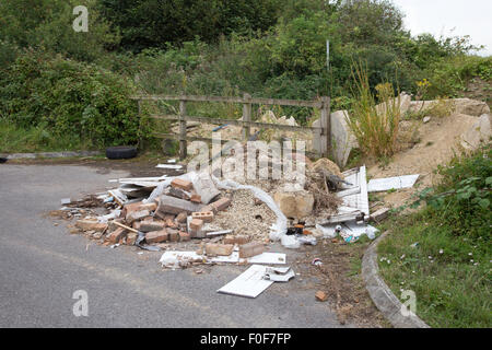 Fly-tipping dans un chemin de campagne, England, UK Banque D'Images