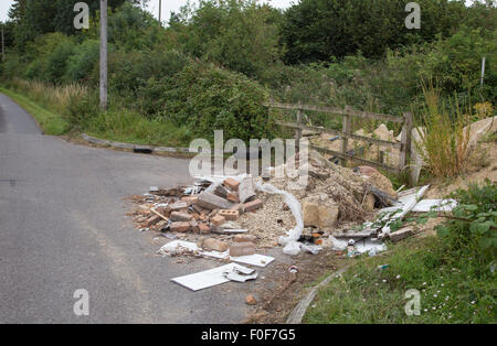 Fly-tipping dans un chemin de campagne, England, UK Banque D'Images