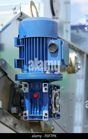 Les moteurs électriques puissants bleu pour l'équipement industriel moderne Banque D'Images