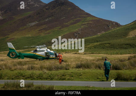 Great North Air Ambulance transport du matériel à l'hélicoptère - sur appel dans la Lande, Cumbria. Banque D'Images