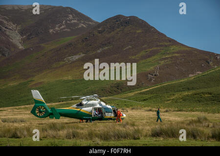 Great North Air Ambulance avec un patient dans l'hélicoptère - sur appel dans la Lande, Cumbria. Banque D'Images