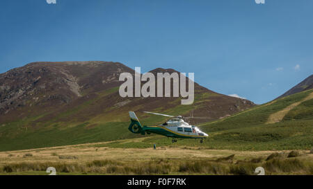 Great North Air Ambulance, sur un appel de Buttermere, Cumbria. Banque D'Images