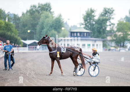 Pour prendre l'avion après avoir gagné à l'hippodrome de Solvalla V86 race # 3 le 5 août 2015 Banque D'Images