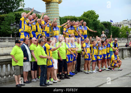 Une équipe cycliste pose pour des photographies dans la place de la Concorde à Paris. Banque D'Images