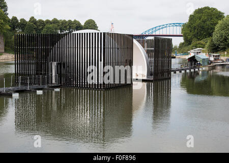 Duisburg-Ruhrort, Allemagne. 14 août 2015. « Nomanslanding » est une installation sur flottant sur l'eau conçu par cinq artistes : Robyn Backen (AUS), Andre Dekker (NL), Graham Eatough (UK), Nigel Helyer et Jennifer Turpin (AUS). La structure se transforme en un simple chuchotement dome lorsqu'il est fermé. Il est indiqué dans le cadre de la Ruhrtriennale arts festival à Duisburg-Ruhrort du 14 août 2015 après avoir visité Sydney (2 avril - 3 mai 2015). « Nomanslanding » est créé en étroite collaboration entre le Sydney Harbour Foreshore Authority, la vie urbaine et de Glasgow Künste Ruhr. Photo : bas/Alamy Live News Banque D'Images