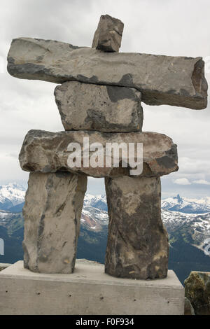 Ilanaaq', 'olympique d'hiver mascot Inuksuk, Horstman Hut en été, Blackcomb Mountain, Whistler, BC, Canada Banque D'Images