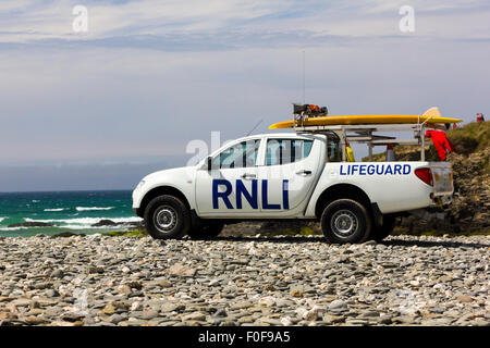 Sauveteur RNLI entièrement équipée de véhicules de patrouille stationnée sur la plage Gwithian, Saint Ives Bay, Cornwall. Banque D'Images