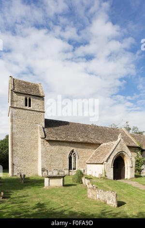 L'église St Andrew dans le village de Cotswold Eastleach Turville, Gloucestershire, England, UK Banque D'Images