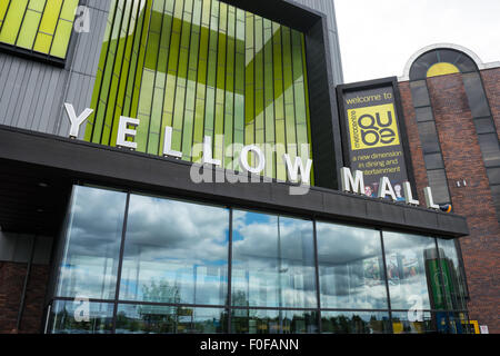 De l'entrée du centre commercial jaune Intu metrocentre, également connu sous le nom de Metro Centre. Banque D'Images