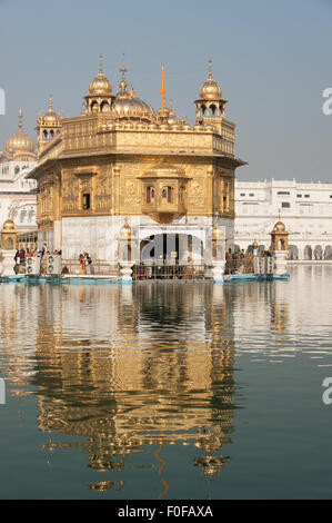 Amritsar, Punjab, en Inde. Vue sur le Temple d'or de l'autre côté du lac. Banque D'Images