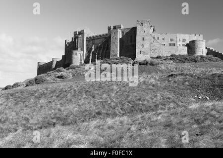 Château de Bamburgh, Northumberland, England, UK, illustré en noir et blanc. Banque D'Images