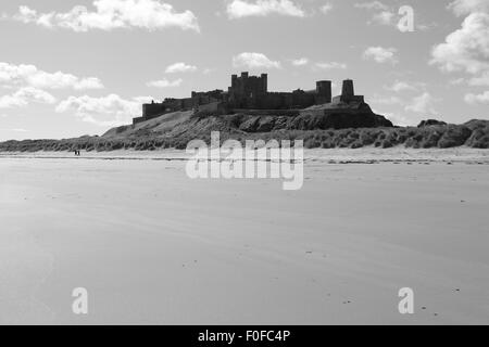 Château de Bamburgh, Northumberland, England, UK, illustré en noir et blanc. Banque D'Images