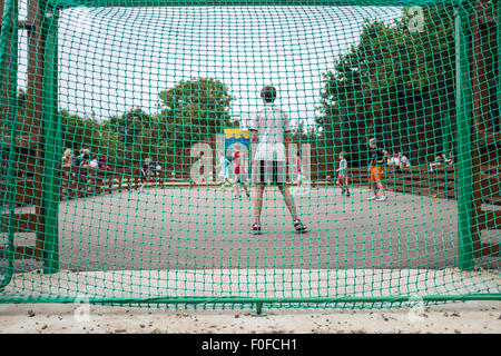 Cinq enfants d'un football à un parc de vacances français Banque D'Images