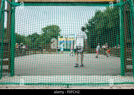 Cinq enfants d'un football à un parc de vacances français Banque D'Images