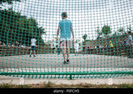 Cinq enfants d'un football à un parc de vacances français Banque D'Images