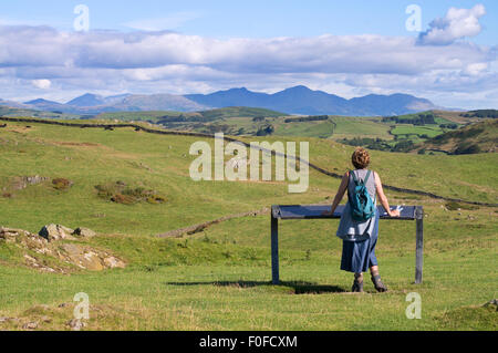 Femme regardant vers Scafell Pike de Hoad Hill, South Lakeland, Ulverston, Cumbria, England, UK Banque D'Images