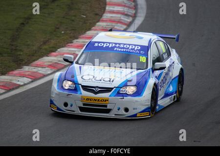 DaN Welch se présente à Brands Hatch dans le championnat britannique de voitures de tourisme de BCTCC. Banque D'Images