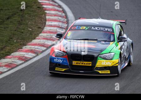 Rob Collard sortant de Clark dans le coin Ebay WSR BMW 125i M Sport BTCC Brands Hatch Banque D'Images