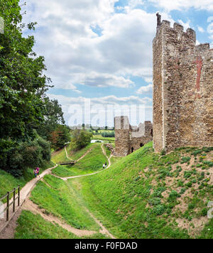 Les douves et les murs de Framlingham Castle à vers Framlingham simple, Suffolk, Angleterre, RU Banque D'Images