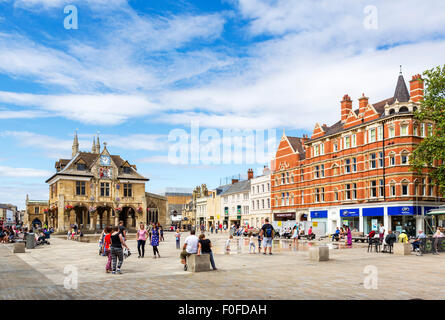 Place de la cathédrale avec la Guildhall ou beurre croix à gauche, Peterborough Cambridgeshire, Angleterre, Banque D'Images