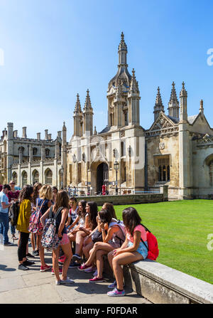 Les jeunes étudiants étrangers assis dehors, King's College, King's Parade, Cambridge, Cambridgeshire, Angleterre, RU Banque D'Images