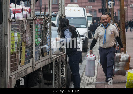 Buenos Aires, Buenos Aires, Argentine. Août 14, 2015. Les bénévoles reçoivent, de classer et de charger sur des camions des dons de nourriture, d'eau, de vêtements et d'articles de nettoyage pour les résidents des zones inondées dans la province de Buenos Aires. 26 municipalités et plus de 20000 personnes ont été touchées par les inondations après de fortes pluies ont augmenté les niveaux de plusieurs cours d'enfreindre leurs banques et forçant plus de 4 000 personnes à abandonner leurs maisons inondées. © Patricio Murphy/ZUMA/Alamy Fil Live News Banque D'Images