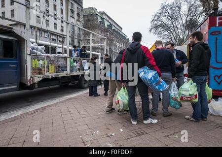 Buenos Aires, Buenos Aires, Argentine. Août 14, 2015. Les bénévoles reçoivent, de classer et de charger sur des camions des dons de nourriture, d'eau, de vêtements et d'articles de nettoyage pour les résidents des zones inondées dans la province de Buenos Aires. 26 municipalités et plus de 20000 personnes ont été touchées par les inondations après de fortes pluies ont augmenté les niveaux de plusieurs cours d'enfreindre leurs banques et forçant plus de 4 000 personnes à abandonner leurs maisons inondées. © Patricio Murphy/ZUMA/Alamy Fil Live News Banque D'Images