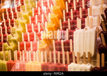 Beaucoup de sucettes glacées, différentes saveurs à la Boqueria, Barcelone Banque D'Images