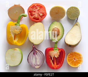 Sélection de fruits et légumes en tranches Banque D'Images