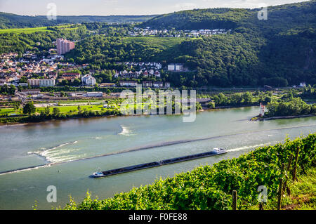 Très grands barge Bateau est le transport de charbon sur le Rhin près de B Banque D'Images