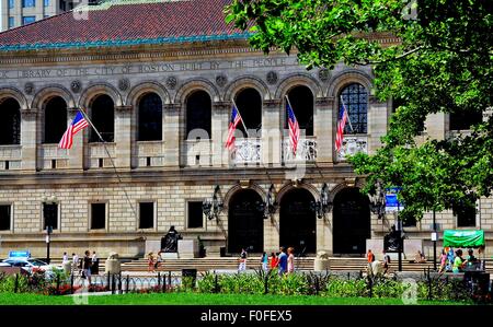 Boston, Massachusetts : La façade néo-Renaissance de la Bibliothèque publique de Boston en 1888 Copley Square Banque D'Images